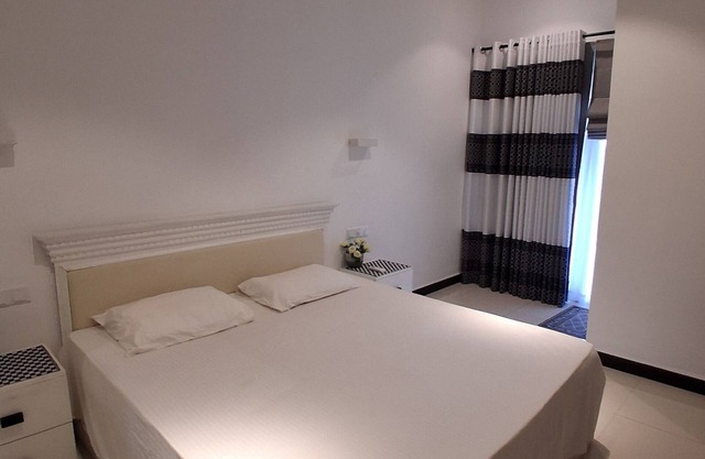 Forget your worries in this spacious and serene space. The unit is fully A/C