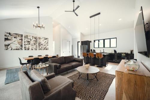 Forks River Haus - home on river - Traverse City