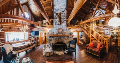 Forks Riverfront Lodge - Traverse City Sleeps 18