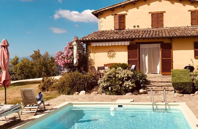 Construcción de una antigua casa de campo con piscina cerca del mar (Ascoli Piceno)