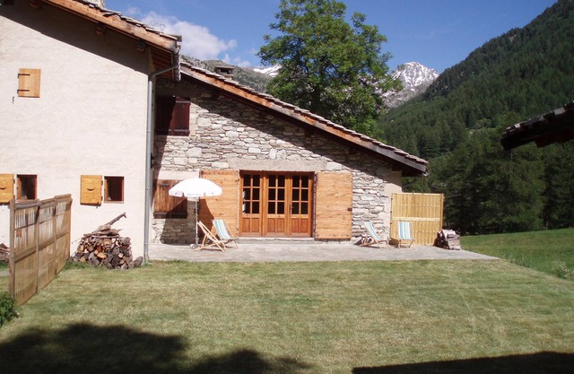 Former refuge accessible by road at 1670m altitude