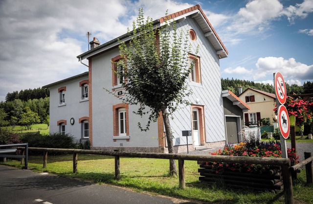Former small railway station, rated 3*, sleeps 8, on the edge of a greenway