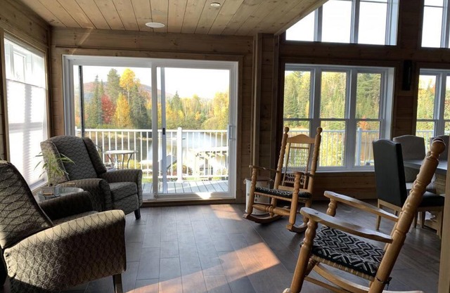 Formidable Waterfront Cottage - Formidable Chalet sur bord de l'eau