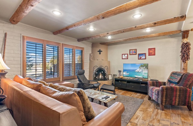 Fort Marcy: Downtown Condo - Walk To Plaza. Wood-Burning Fireplace.