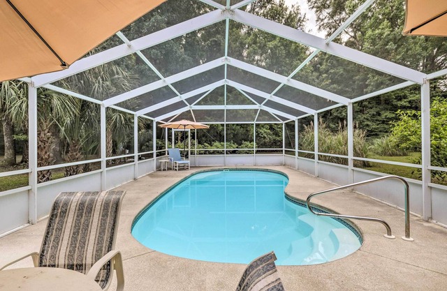 Fort White Getaway w/ Pool + Mountain Bikes!