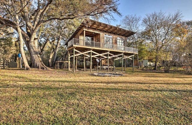 Fort White Retreat: Deck & River Access!