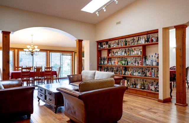 Fort Wine Manor: Entire Private Estate Home