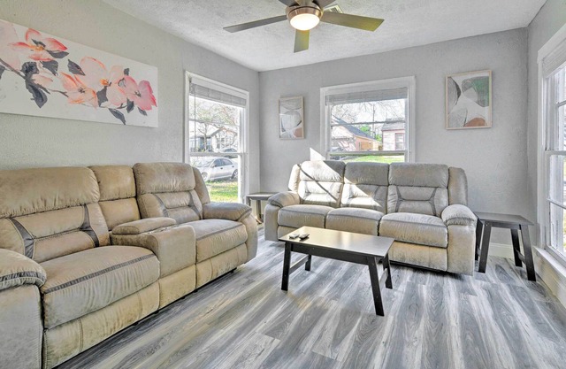 Fort Worth Home w/ Yard, 6 Mi to Downtown!