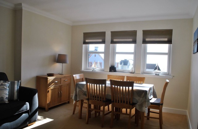 Forth View- stylish upper apartment with sea views