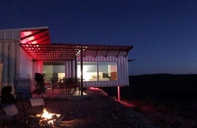 Fossil Knob Bunk House Ultimate Moderno Alquiler en Rugged Outback of Big Bend