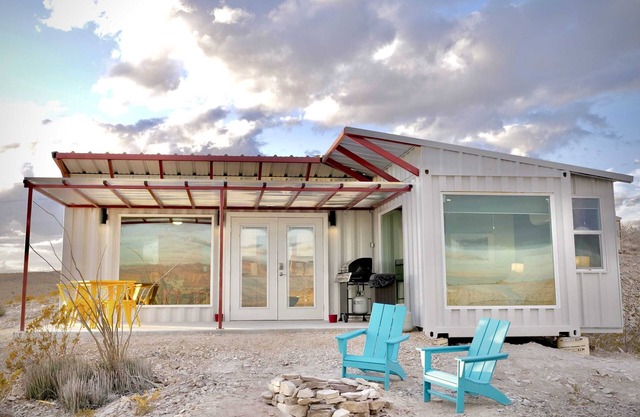 Fossil Knob Ridge -Mariscal: Ultra Modern Container Home