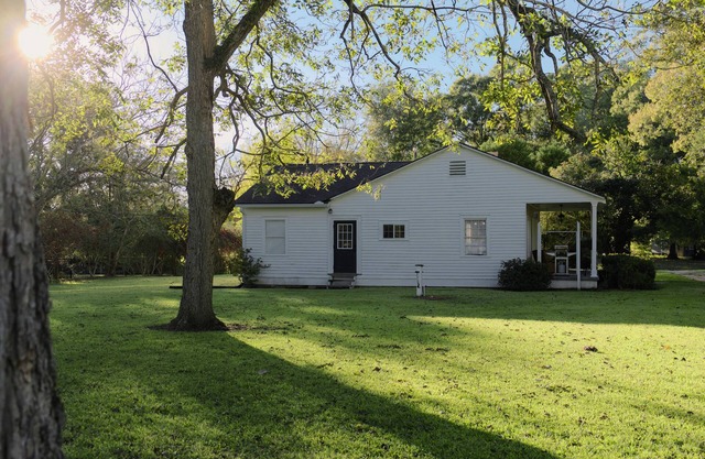 Foster Mound Cottage - Perfect for a Cozy Getaway with 2 Bedrooms and Pet-Friendly Amenities!