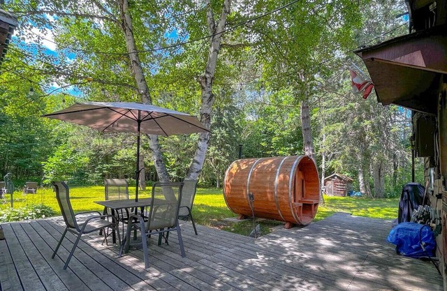 Fosters Lake Rustic Cabin w Volleyball Court