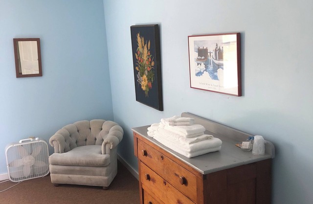 Fountain Point - Hotel Room 16