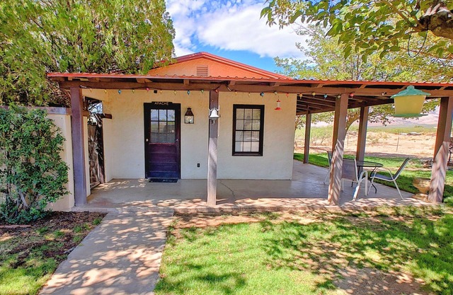 Four Bar Cottages: The Apache