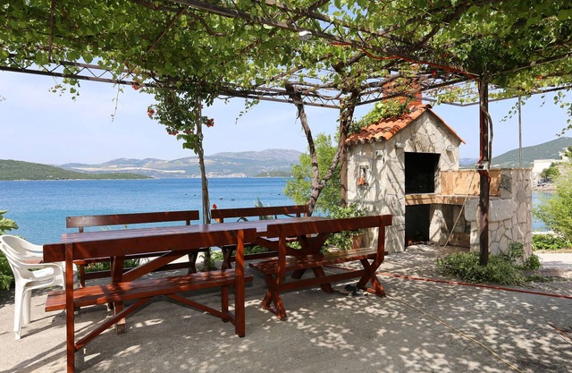 Apartamento de cuatro habitaciones en la playa Bahía Pjestata, Peljesac (A-10236-a)