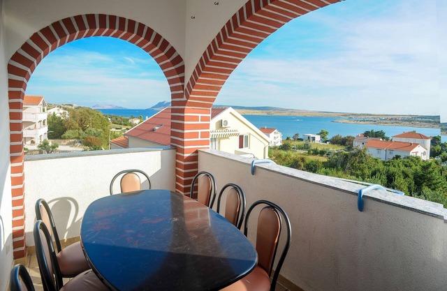 Apartamento de cuatro habitaciones con terraza y vista al mar Caska, Pag (A-3085-d)