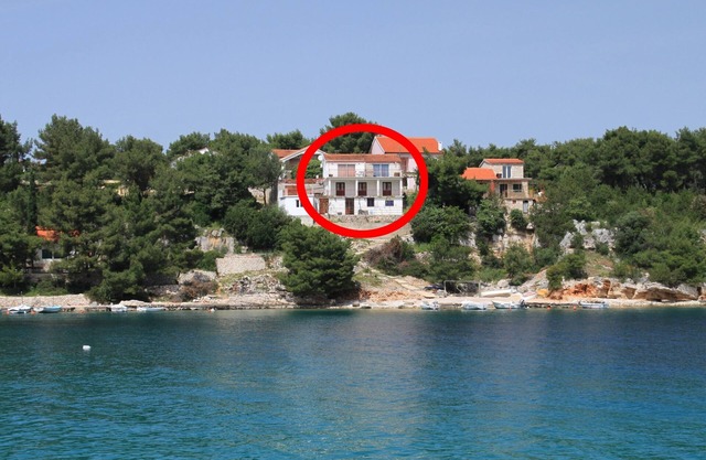 Apartamento de cuatro habitaciones en la playa Basina, Hvar (A-8749-a)