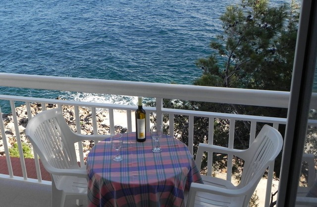 Apartamento de cuatro habitaciones en la playa Sveta Nedilja, Hvar (A-11433-a)