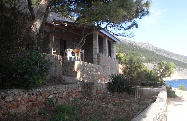 Apartamento de cuatro habitaciones en la playa Sveta Nedilja, Hvar (A-11433-c)
