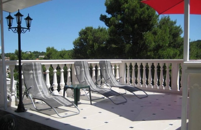 Apartamento de cuatro habitaciones con terraza y vista al mar Zaton, Krka (A-24448-b)