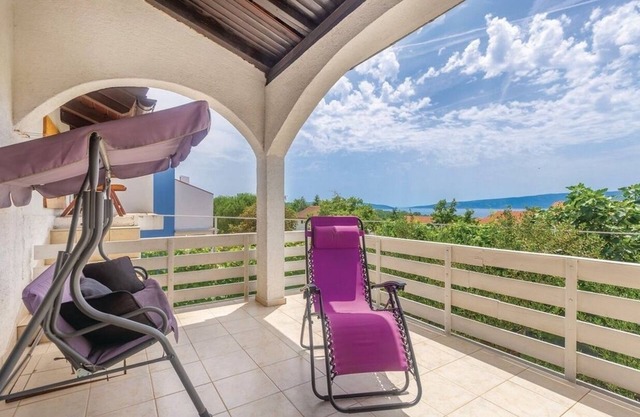 Apartamento de cuatro habitaciones con terraza y vista al mar Pinezici, Krk (A-18967-a)