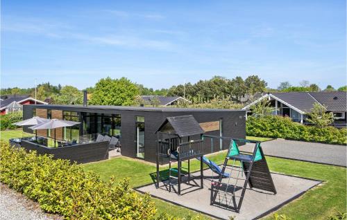 Four-Bedroom Holiday Home With A Fireplace In Juelsminde