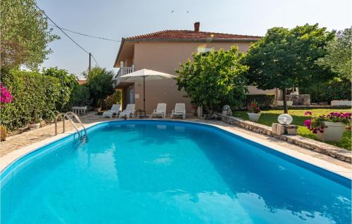 Four-Bedroom Holiday Home Lovinac With An Outdoor Swimming Pool 09