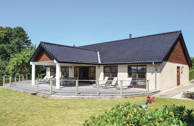 Four-Bedroom Holiday Home In Humble