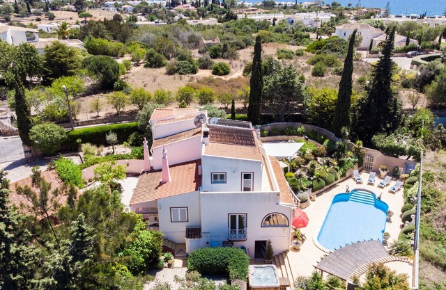 Villa de cuatro dormitorios con piscina privada y bañera de hidromasaje. A 5 minutos a pie del pueblo.