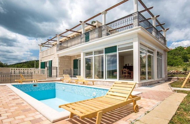 Four Bedroom Villa with Terrace and Swimming pool