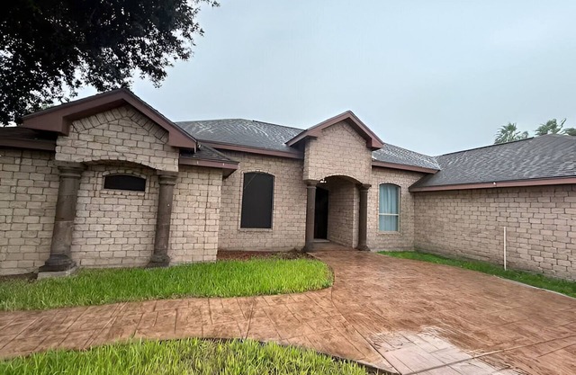 Four Bedrooms, Outdoor Kitchen, Minutes to Airport