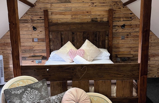 Four-poster suite