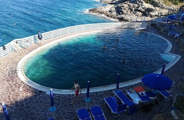 Apartamento de cuatro habitaciones en la zona de Capo D'Arco con acceso directo al mar.