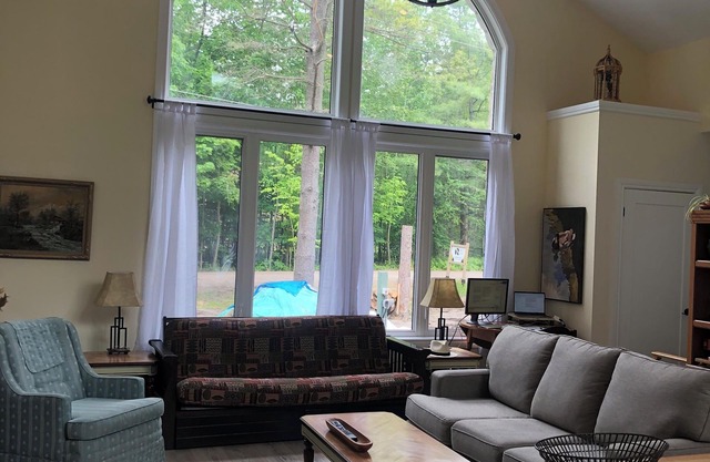 Four-season Cottage with a shared private beach in Muskoka!