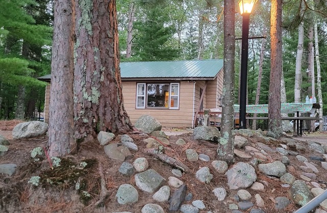 Four season fun, classic LAKEFRONT cabin for families!