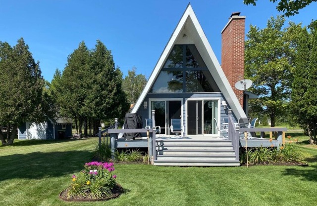 Four-season lakefront charm in Northern Michigan