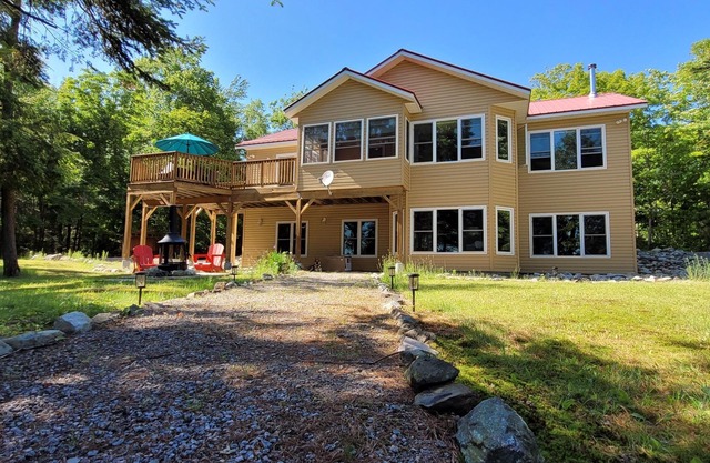 Four Season Lakefront Oasis with many amenities
