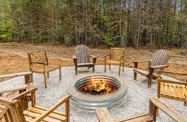 Four-season retreat with fireplace, firepit, grill, WiFi & central AC