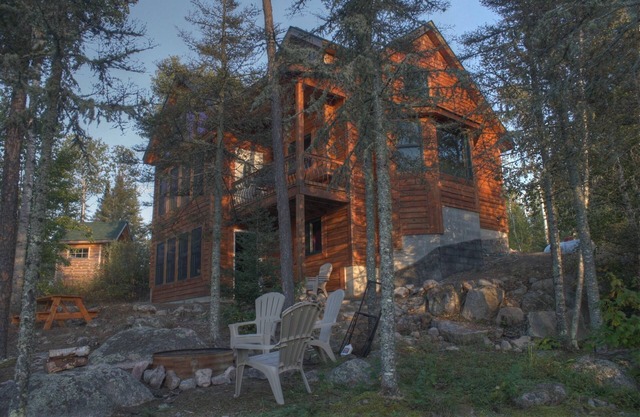 Retiro de cuatro estaciones ** Cabaña moderna y aislada de hierro blanco a orillas del lago ** 5 acres **