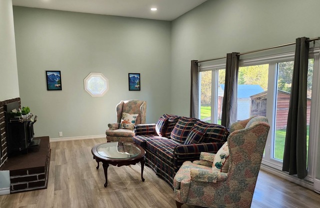 Four Season waterfront Cottage on Irondale River over