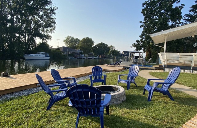 Four Season Waterfront Cottage with Hot Tub & Games Room