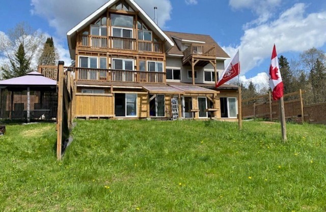 Four seasons cottage escape. Beautiful place of privacy and wilderness.