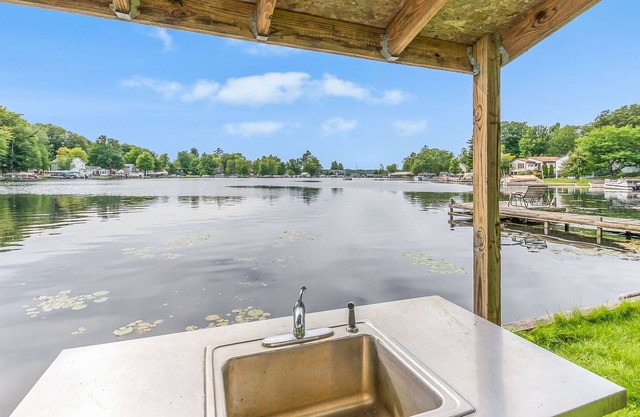 Four Seasons Cottage on Hamlin Lake Bayou