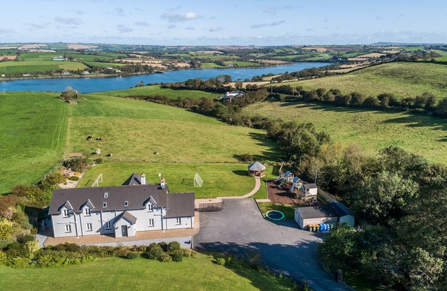 Vistas al río, Kinsale, 6 habitaciones, 5 baños, capacidad para 20 personas, recientemente renovadas, a 4 minutos de la ciudad