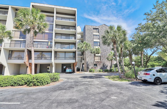 Fourth Floor Condo Across from Beach Access, Balcony, Pool, Grill Area, Elevator