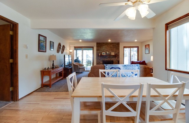 Fourth Sister Getaway Condo 2 bdrm 2 bth sleeps 6, fireplace, community pool/spa