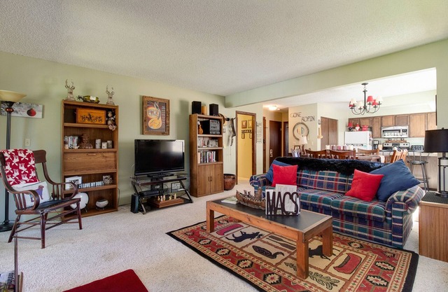 Fourth Sisters Hideaway Condo 2 bdrm 2 bath fireplace, clubhouse, pool & spa