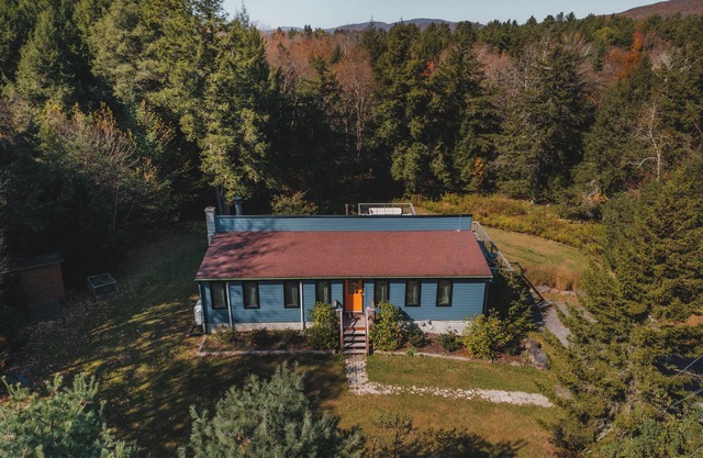Fox Hill Home: Luxe Cabin w/ Hot Tub