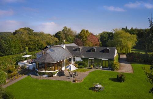 Fox House Sleeps 8 w Parking 5 min to Kilmessan